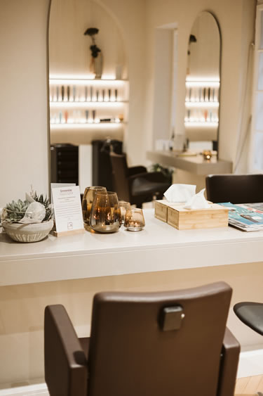 Bild eines Frisierplatzes im großen Salon